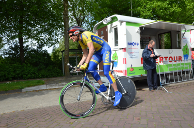 Nico Leijen van start in een tijdrit